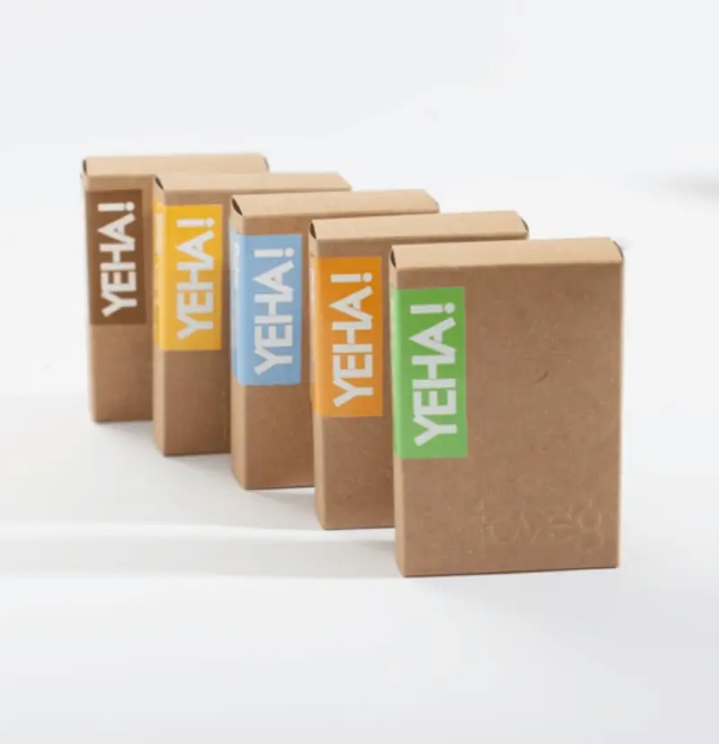 Fünf Pferdseifen in Kartons aufgereiht und mit bunten Etiketten