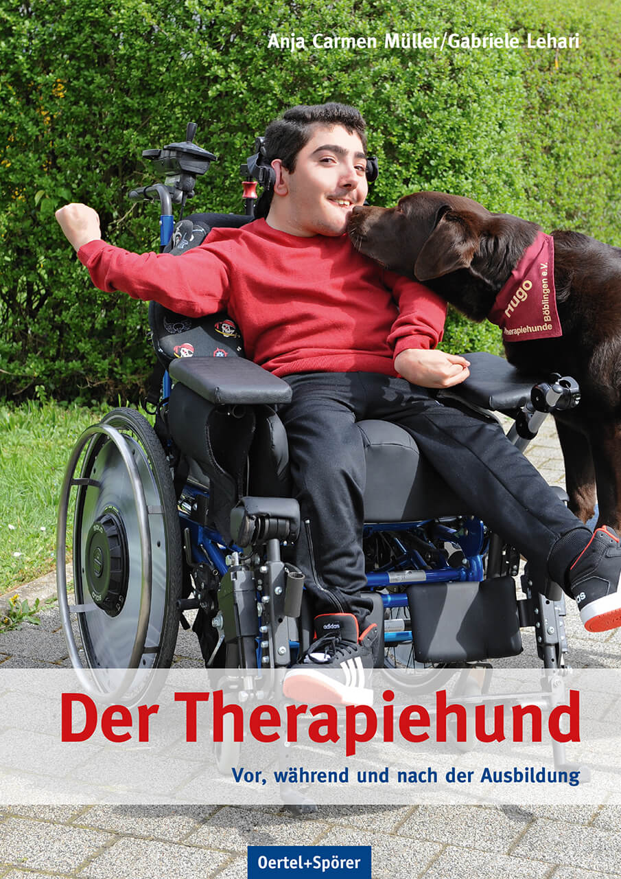 Cover des Buches "Der Therapiehund", ein junger Mann im Rollstuhl mit einem braunen Hund
