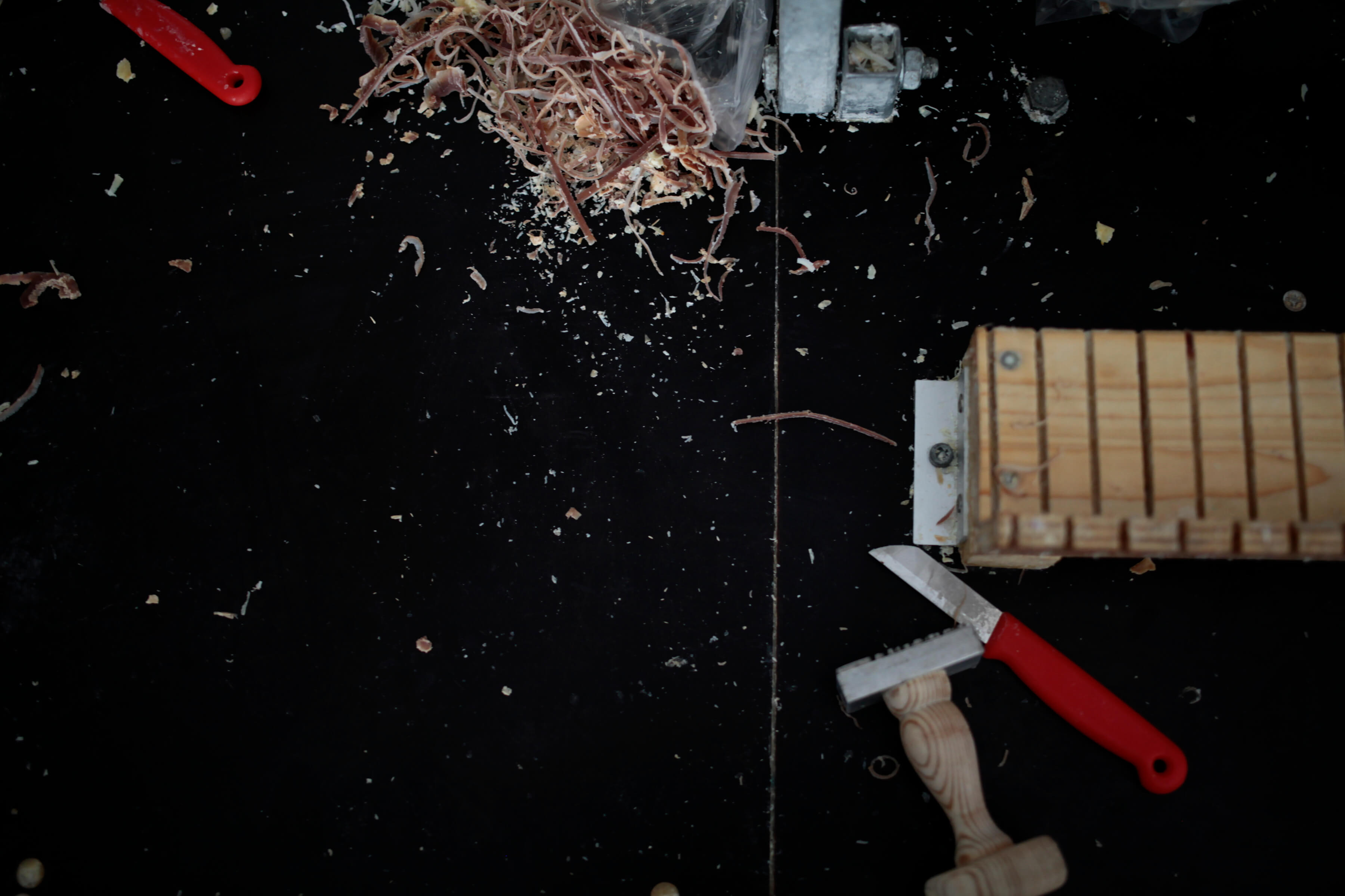 Aufsicht auf den Tisch zum Seifen schneiden mit Raspeln, Messern und einem Stempel.