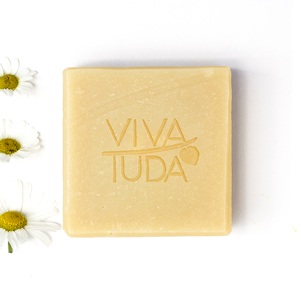 Quadratische Naturseife mit VIVA TUDA Stempel und Kamillenblüten